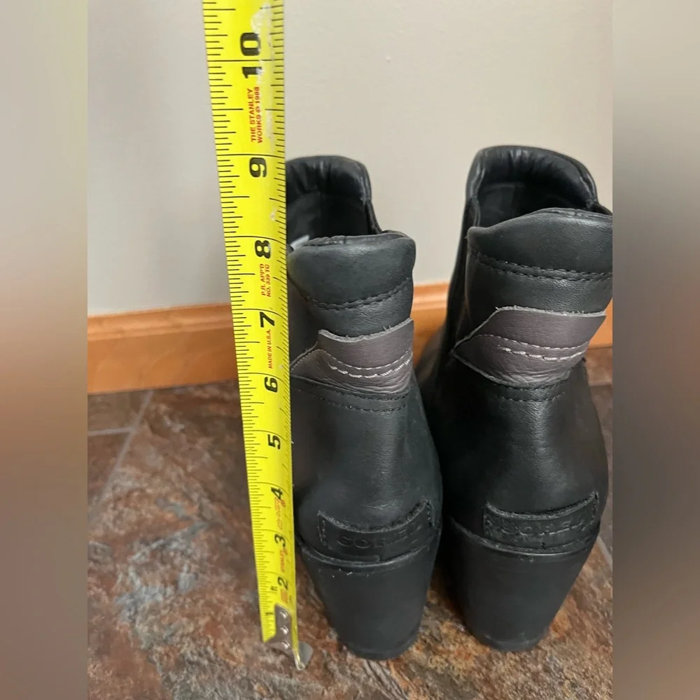 Women’s Sorel leather After Hours Chelsea pull on black wedge bootie. Size 10